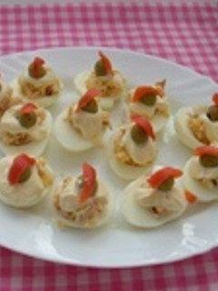 Una foto de Huevos rellenos de jamón, gambas y bechamel