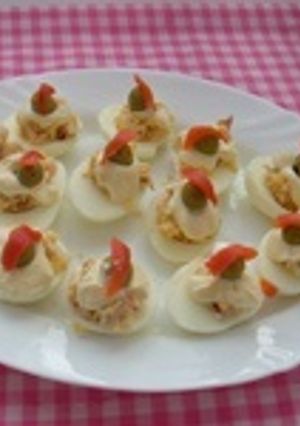 Una foto de Huevos rellenos de jamón, gambas y bechamel