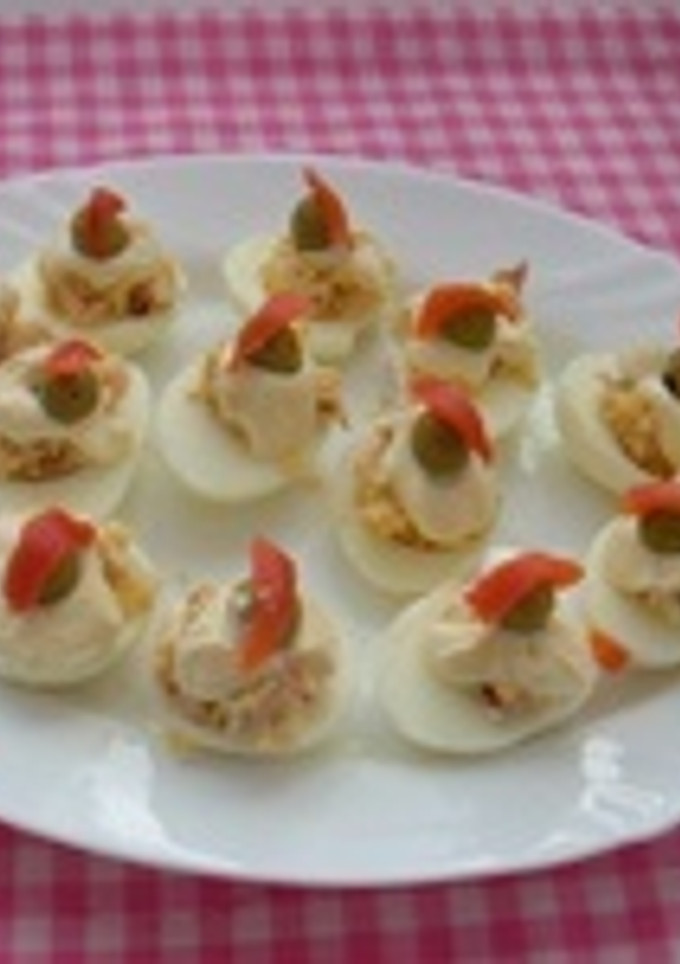 Una foto de Huevos rellenos de jamón, gambas y bechamel