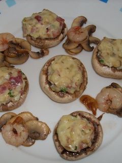 Una foto de Champiñones con crema de patata y paleta ibérica