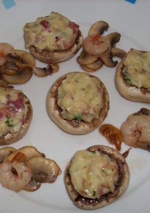 Una foto de Champiñones con crema de patata y paleta ibérica