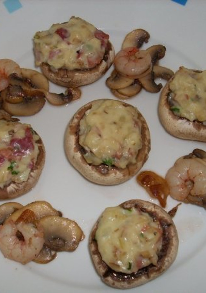 Una foto de Champiñones con crema de patata y paleta ibérica