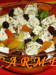 Una foto de Ensalada con queso mozzarella, jamón y frutos secos