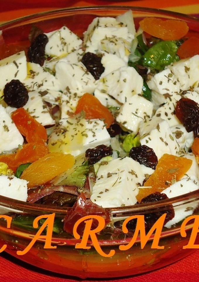 Una foto de Ensalada con queso mozzarella, jamón y frutos secos