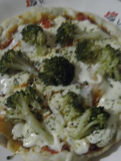 Una foto de Pizza de brócoli y champiñones