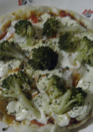 Una foto de Pizza de brócoli y champiñones