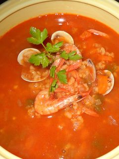 Una foto de Sopa de tomate con marisco y arroz