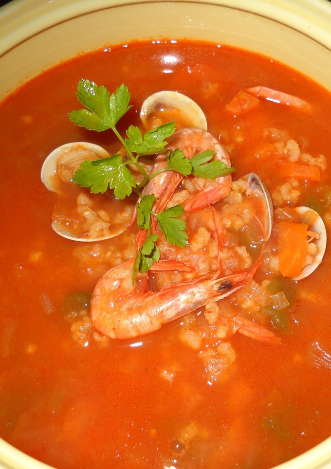 Una foto de Sopa de tomate con marisco y arroz