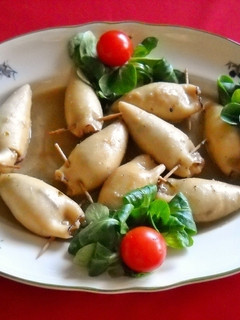 Una foto de Calamares rellenos de piñones y huevo