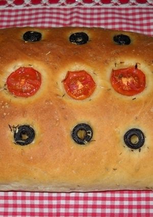 Una foto de Focaccia con aceitunas negras y tomatitos cherry