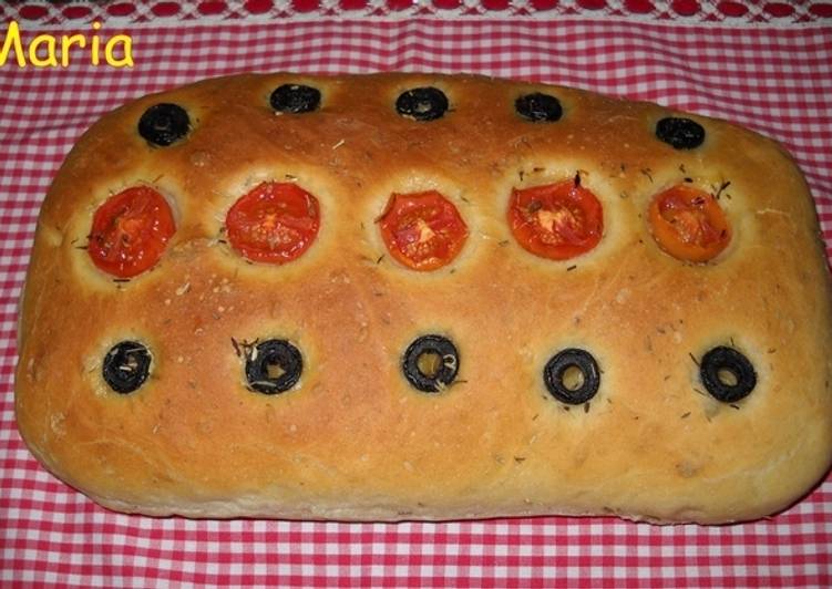 Focaccia con aceitunas negras y tomatitos cherry