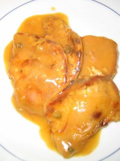 Una foto de Lomo con salsa de pimienta y naranja