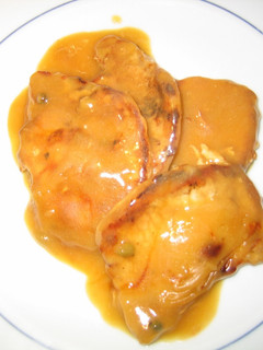 Una foto de Lomo con salsa de pimienta y naranja