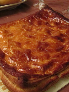 Una foto de Empanada de hojaldre con cebolla caramelizada y foie de pato