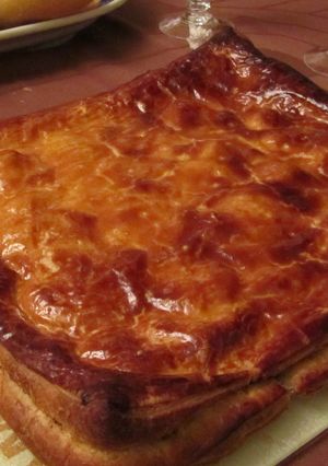 Una foto de Empanada de hojaldre con cebolla caramelizada y foie de pato
