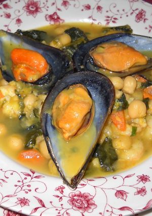 Una foto de Potaje de garbanzos con espinacas y marisco