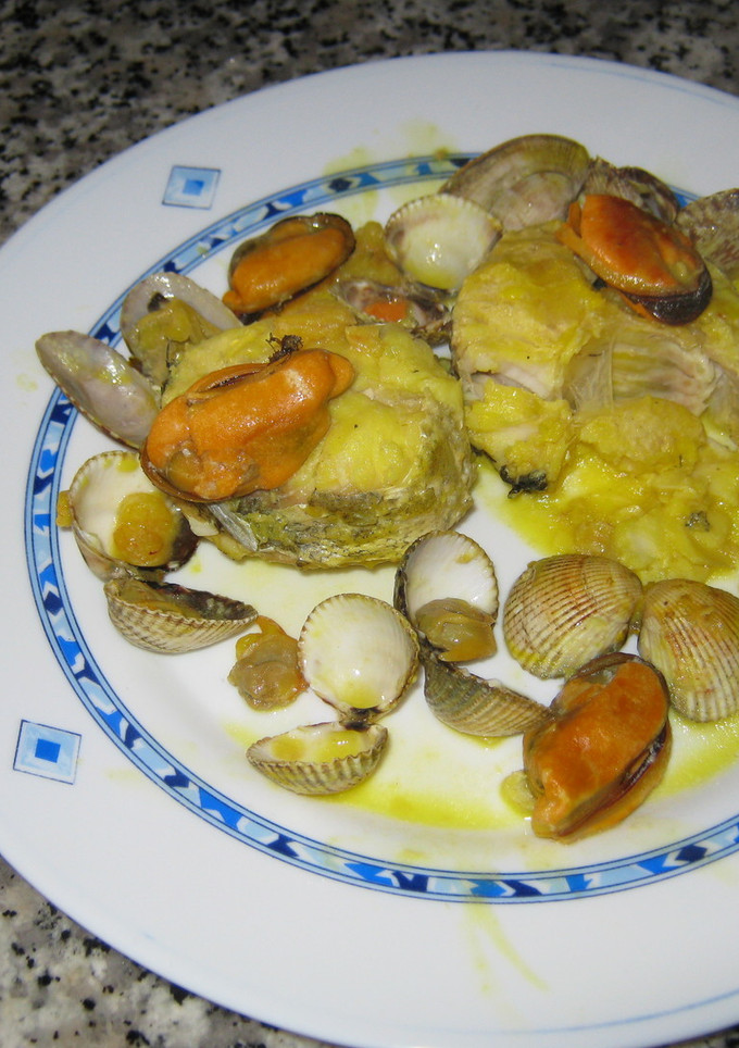 Una foto de Merluza gambas y mejillones