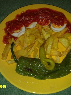 Una foto de Huevos cocidos con tomate y patatucas