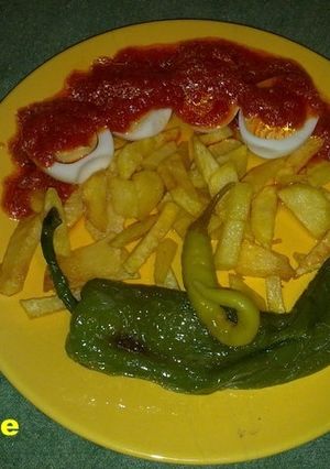 Una foto de Huevos cocidos con tomate y patatucas