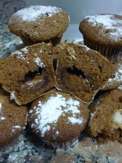 Una foto de Muffins de chocolate rellenos con bombones