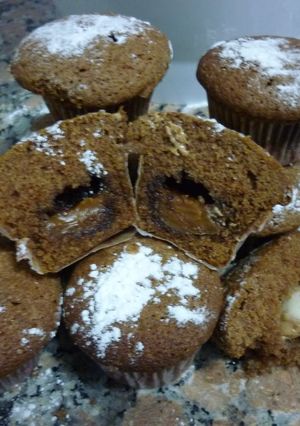 Una foto de Muffins de chocolate rellenos con bombones