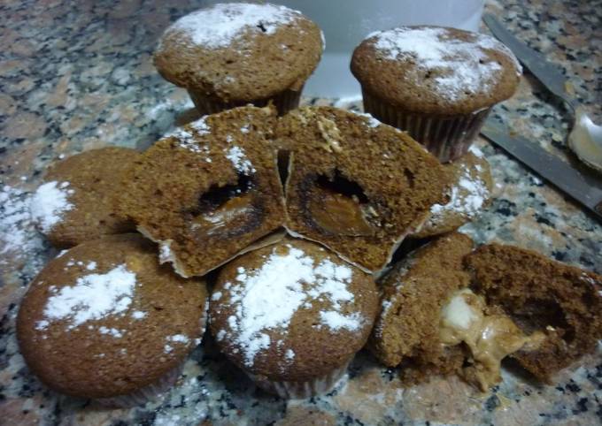 Foto principal de Muffins de chocolate rellenos con bombones
