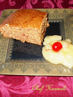 Una foto de Cake integral orgánico de zanahoria y almendras con frutas