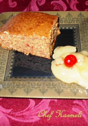 Una foto de Cake integral orgánico de zanahoria y almendras con frutas