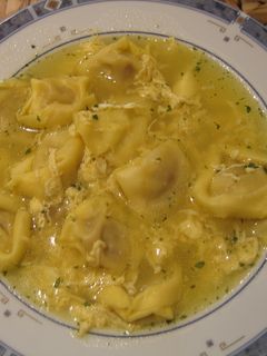Una foto de Sopa con pasta rellena y huevo