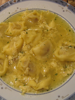 Una foto de Sopa con pasta rellena y huevo