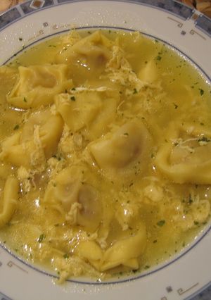 Una foto de Sopa con pasta rellena y huevo
