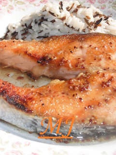 Una foto de Salmón con salsa de mostaza y miel