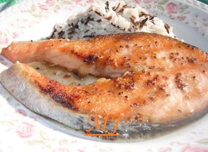 Una foto de Salmón con salsa de mostaza y miel