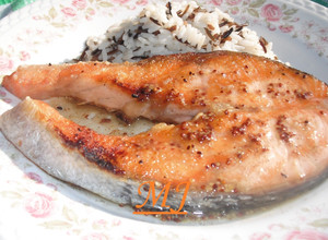 Una foto de Salmón con salsa de mostaza y miel