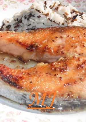 Una foto de Salmón con salsa de mostaza y miel