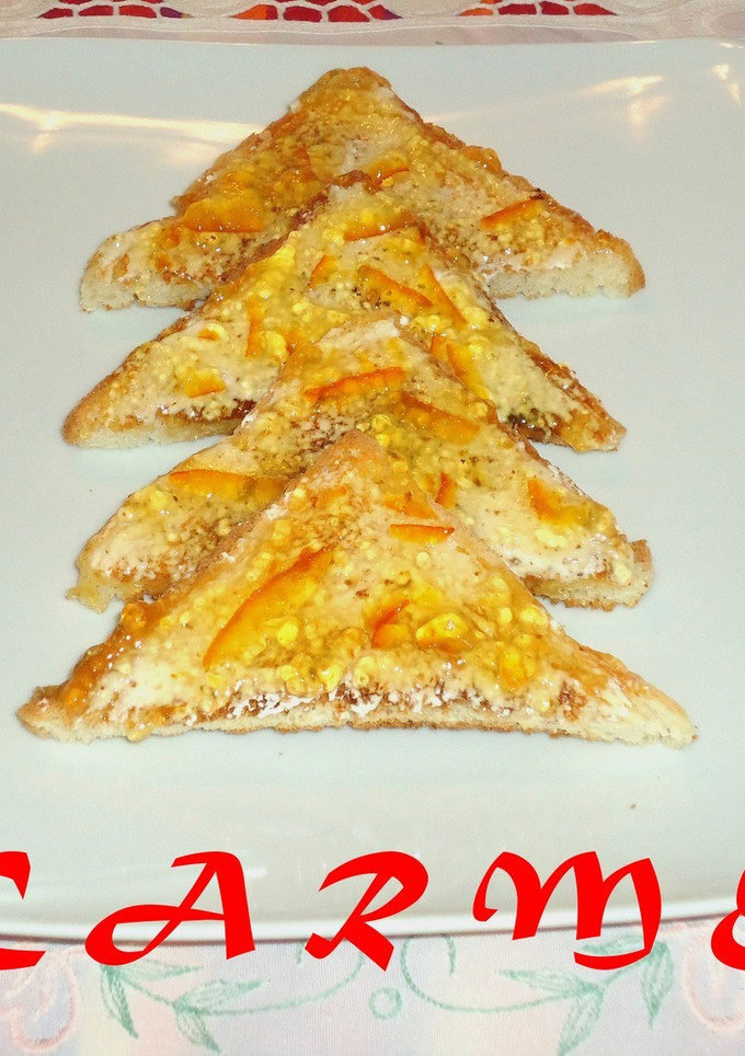 Una foto de Canapés de queso y mermelada amarga