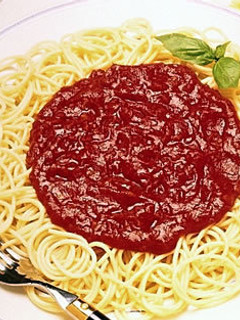 Una foto de Espaguetis con carne, jamón y verduras