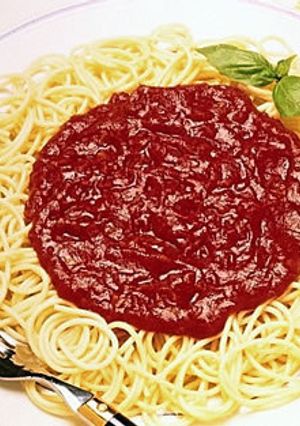 Una foto de Espaguetis con carne, jamón y verduras