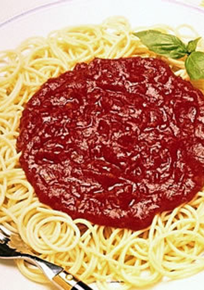 Una foto de Espaguetis con carne, jamón y verduras