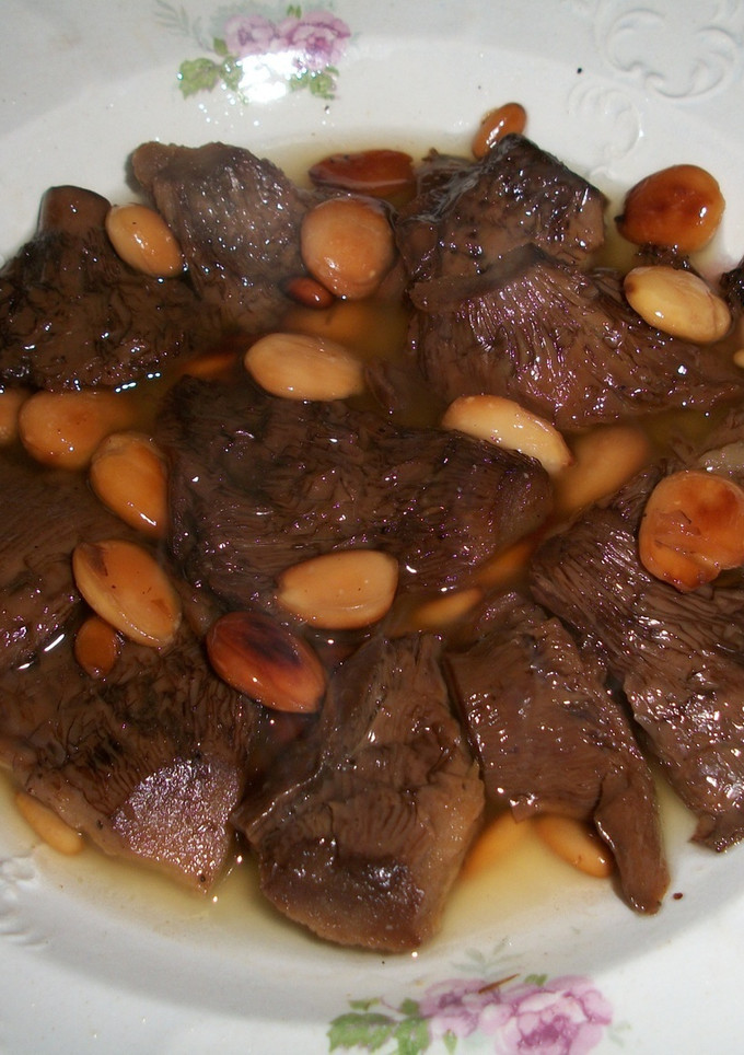 Una foto de Niscalos con almendras y piñones al Cava