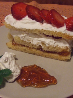 Una foto de Emparedados de bizcocho y fresas
