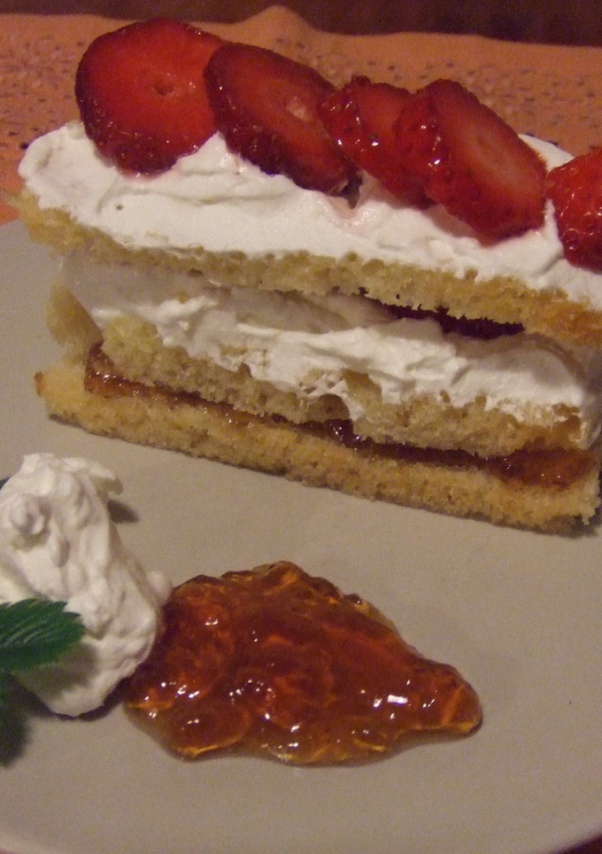 Una foto de Emparedados de bizcocho y fresas
