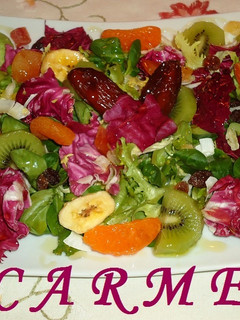 Una foto de Ensalada gourmet con frutas y miel