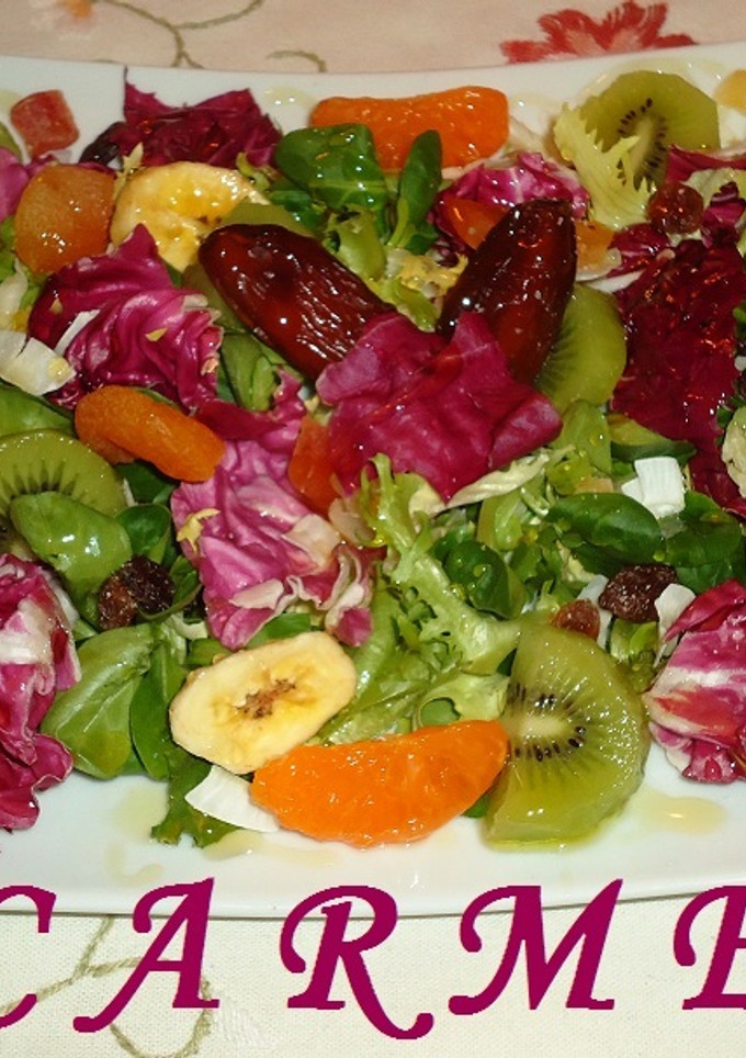 Una foto de Ensalada gourmet con frutas y miel