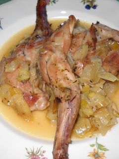 Una foto de Conejo asado con puerros y sidra