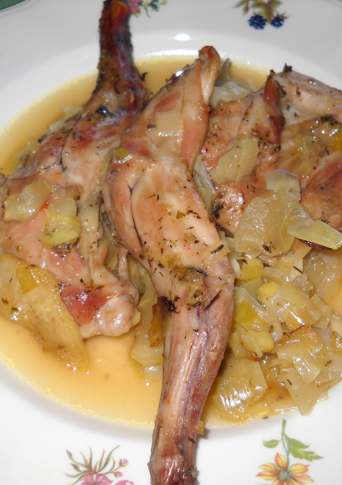 Una foto de Conejo asado con puerros y sidra