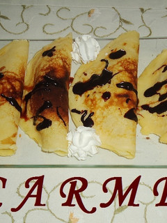 Una foto de Crêpes con frutas en almíbar