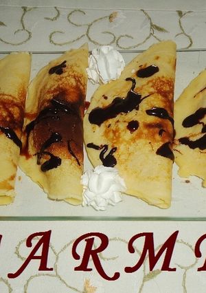 Una foto de Crêpes con frutas en almíbar