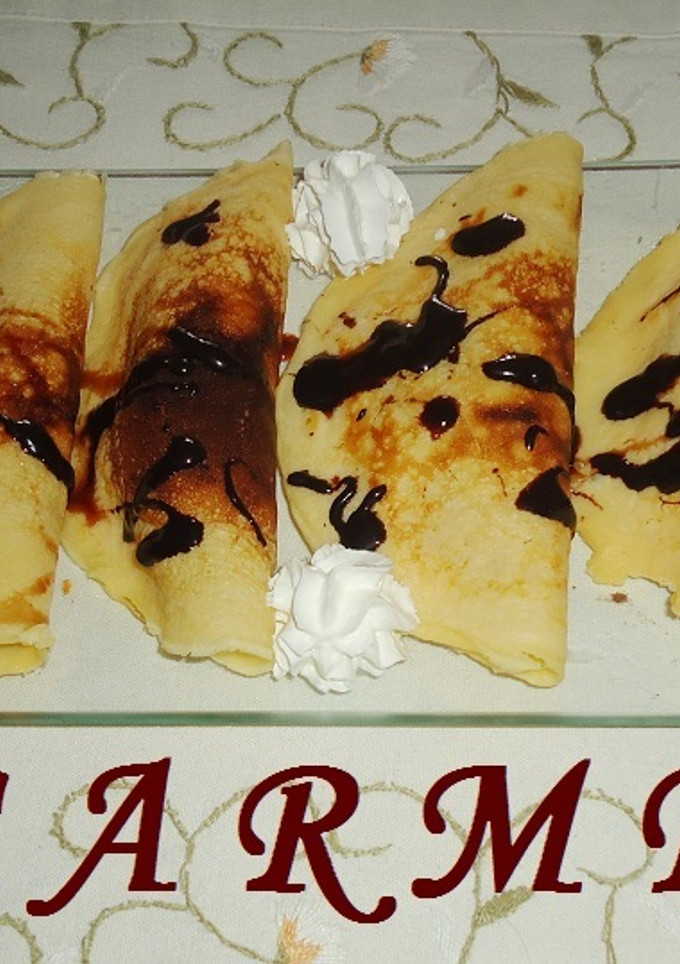 Una foto de Crêpes con frutas en almíbar