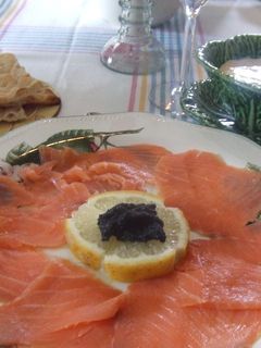Una foto de Salmón sueco con huevas y salsa de mostaza